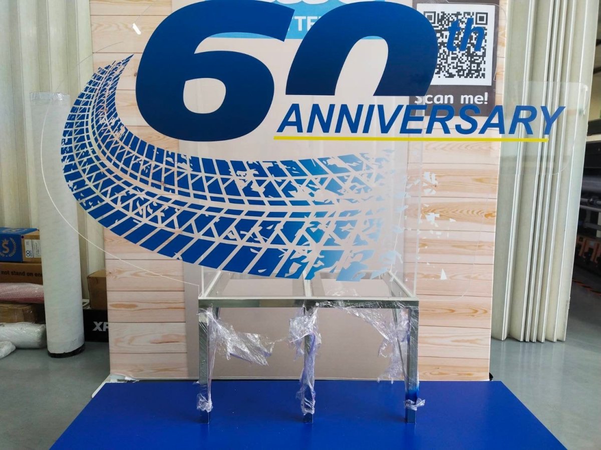 ป้ายโลโก้ตั้งพื้น และป้ายตั้งประกอบฉากถ่ายรูป ดีไซน์สวยสะดุดตา เหมาะสำหรับงานอีเวนต์ งานเปิดตัวสินค้า และการโปรโมทร้านค้า