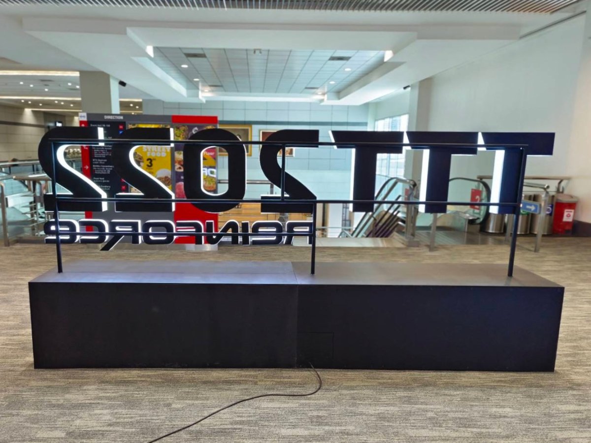 ป้ายโลโก้ตั้งพื้น และป้ายตั้งประกอบฉากถ่ายรูป ดีไซน์สวยสะดุดตา เหมาะสำหรับงานอีเวนต์ งานเปิดตัวสินค้า และการโปรโมทร้านค้า