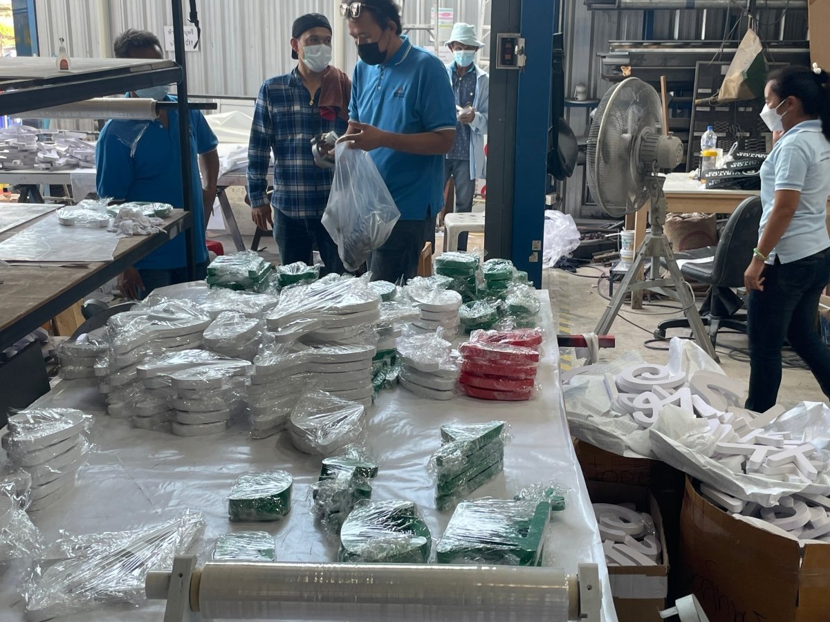 ป้ายอักษรโลหะ และป้ายโลโก้ ดีไซน์หรูหรา แข็งแรง ทนทาน เหมาะสำหรับป้ายบริษัท ร้านค้า และงานตกแต่งอาคาร