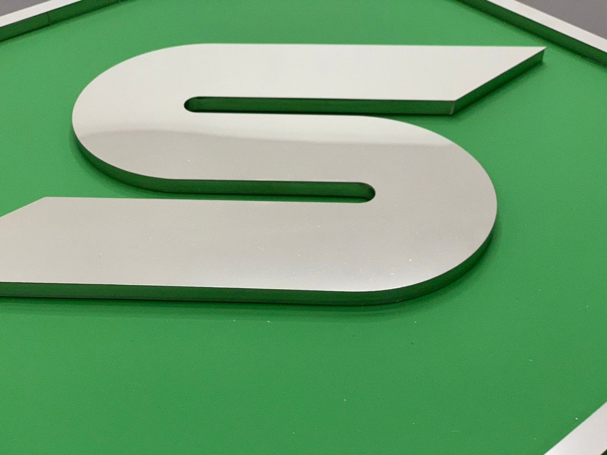 ป้ายสแตนเลส เงินเงา Mirror ดีไซน์หรู พิมพ์คมชัด ทนทาน เหมาะสำหรับป้ายสำนักงานและงานตกแต่ง