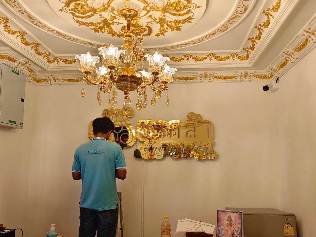 ป้ายไฟสแตนเลส ฉลุเลเซอร์คัท ดีไซน์หรูหรา สว่างชัดเจน เหมาะสำหรับป้ายบริษัท ร้านค้า และอาคารสำนักงาน