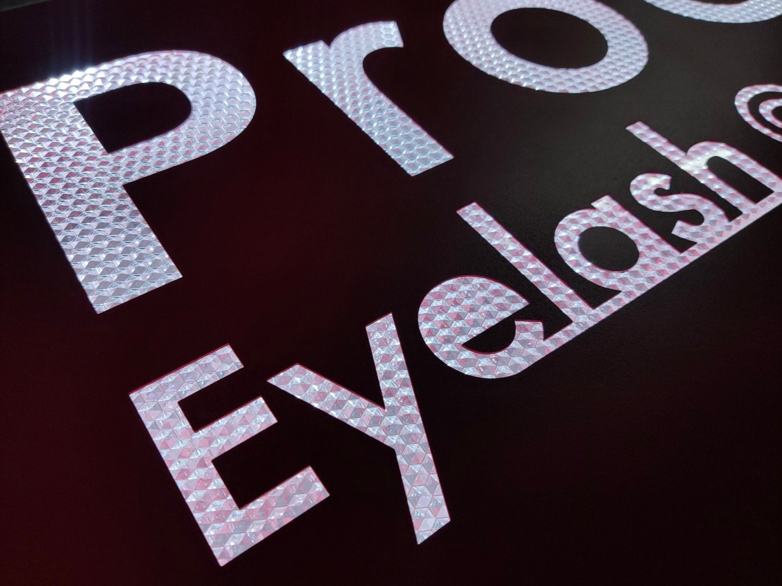 ป้ายอะคริลิคใสลายปิรามิดตัวอักษร Pro Eyelash สีเงินสว่างคมชัด
