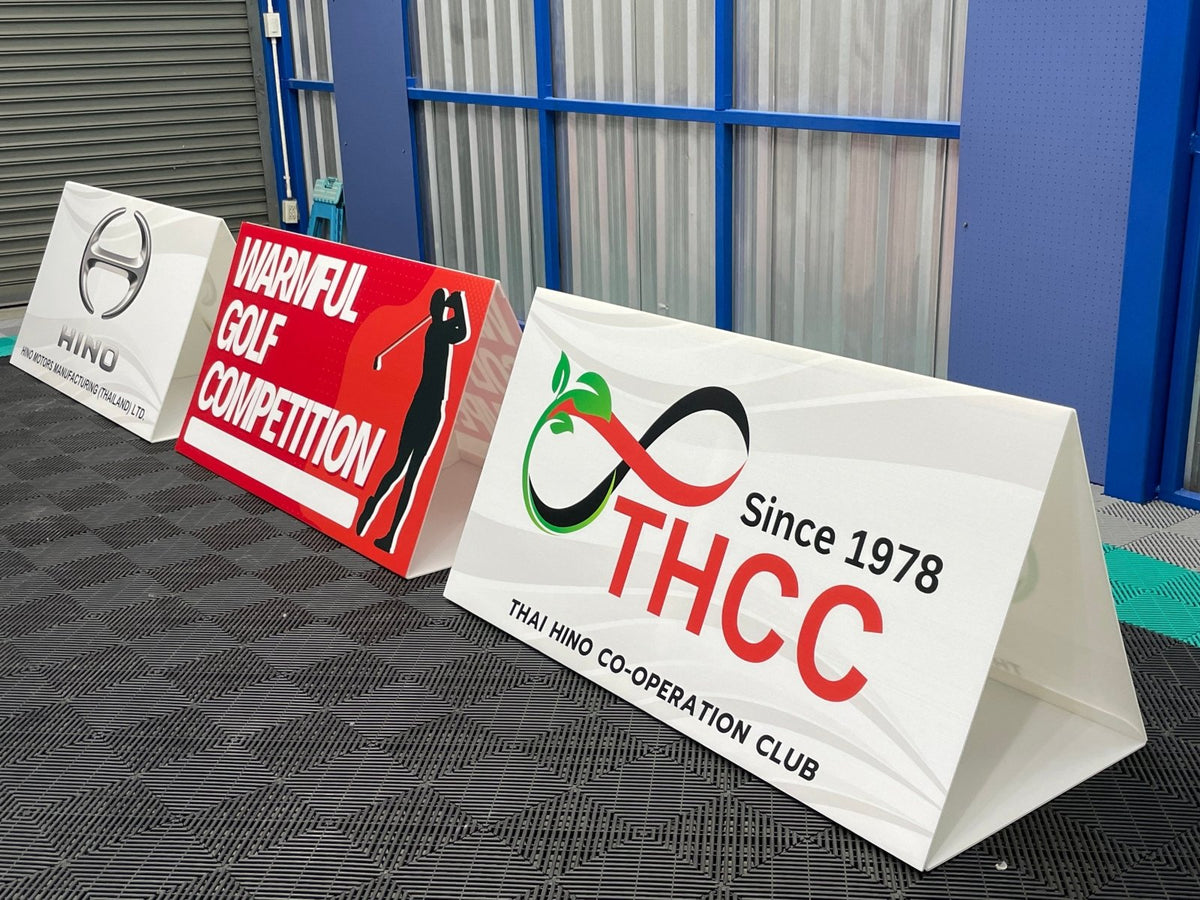 ป้ายสปอนเซอร์ พร้อมโลโก้ Li-Ning และ Yonex พิมพ์คมชัด เหมาะสำหรับงานกีฬา อีเวนต์ การแข่งขัน และโปรโมชันแบรนด์