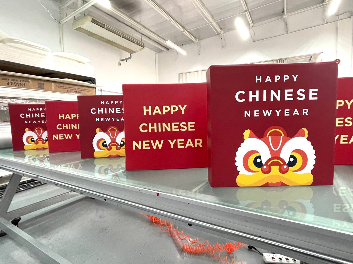 กล่องลูกเต๋า กล่องฟิวเจอร์บอร์ดทรงลูกเต๋า พิมพ์คมชัด เหมาะสำหรับงานอีเวนต์ และดิสเพลย์สินค้า