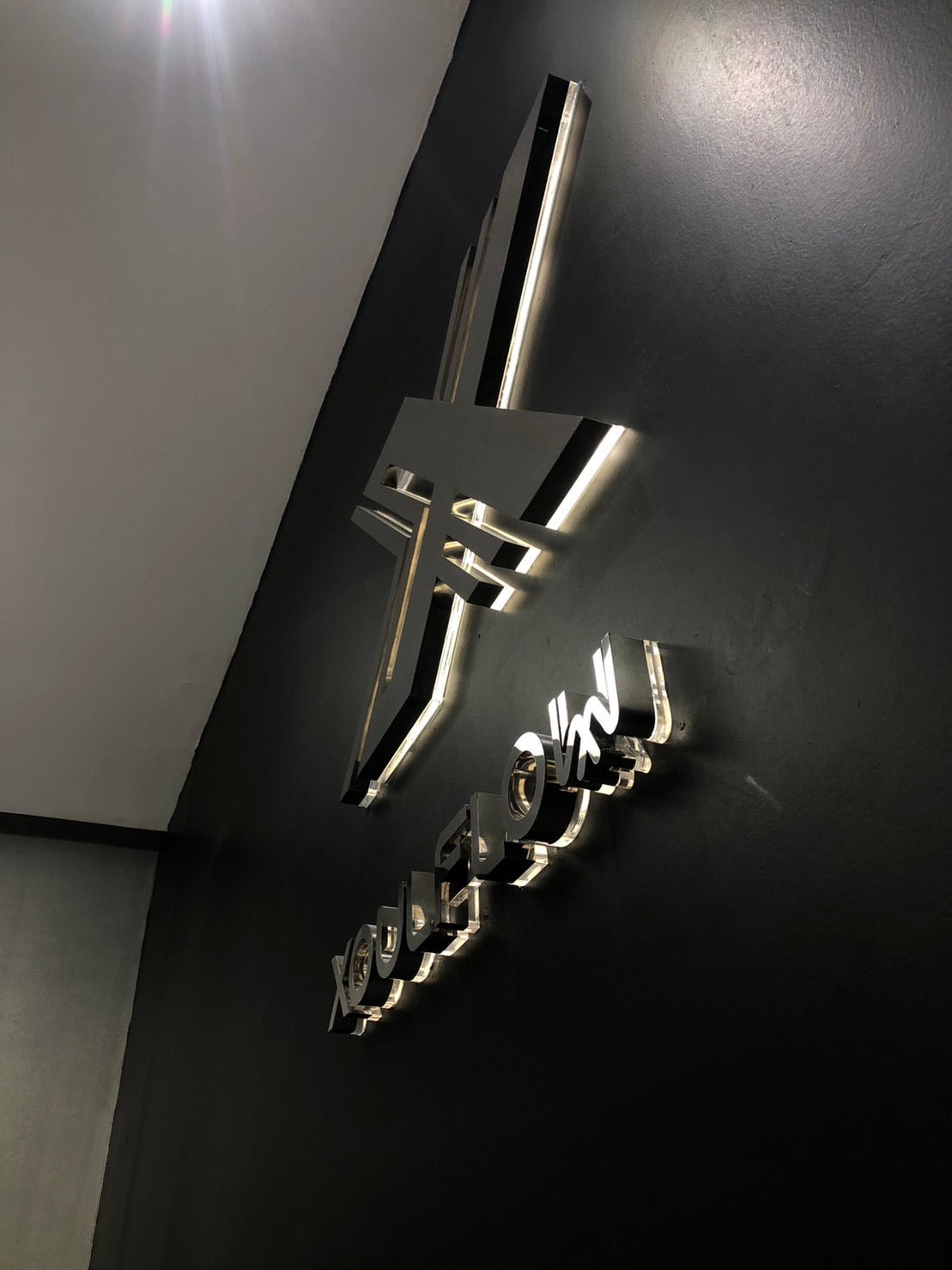 ป้ายไฟออกหลัง และอะคริลิคซ้อนหลัง แสงไฟสวยหรู สะท้อนกำแพงโดดเด่น เหมาะสำหรับป้ายบริษัท ร้านค้า และงานตกแต่งอาคาร