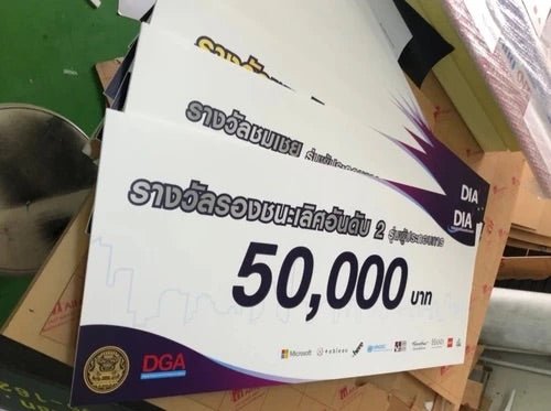 ป้ายสปอนเซอร์ พร้อมโลโก้ Li-Ning และ Yonex พิมพ์คมชัด เหมาะสำหรับงานกีฬา อีเวนต์ การแข่งขัน และโปรโมชันแบรนด์