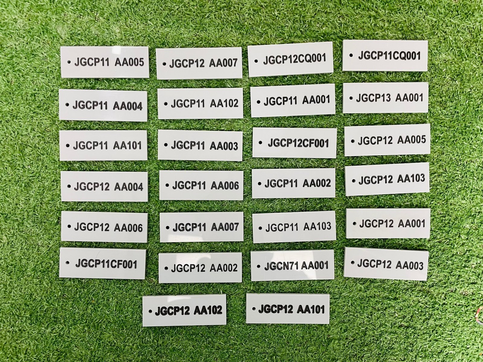 เซาะร่องอะคริลิค Laser Marking งานพิมพ์และแกะสลักคมชัด เนี้ยบหรู เหมาะสำหรับป้ายชื่อ ป้ายบริษัท และงานตกแต่งพิเศษ