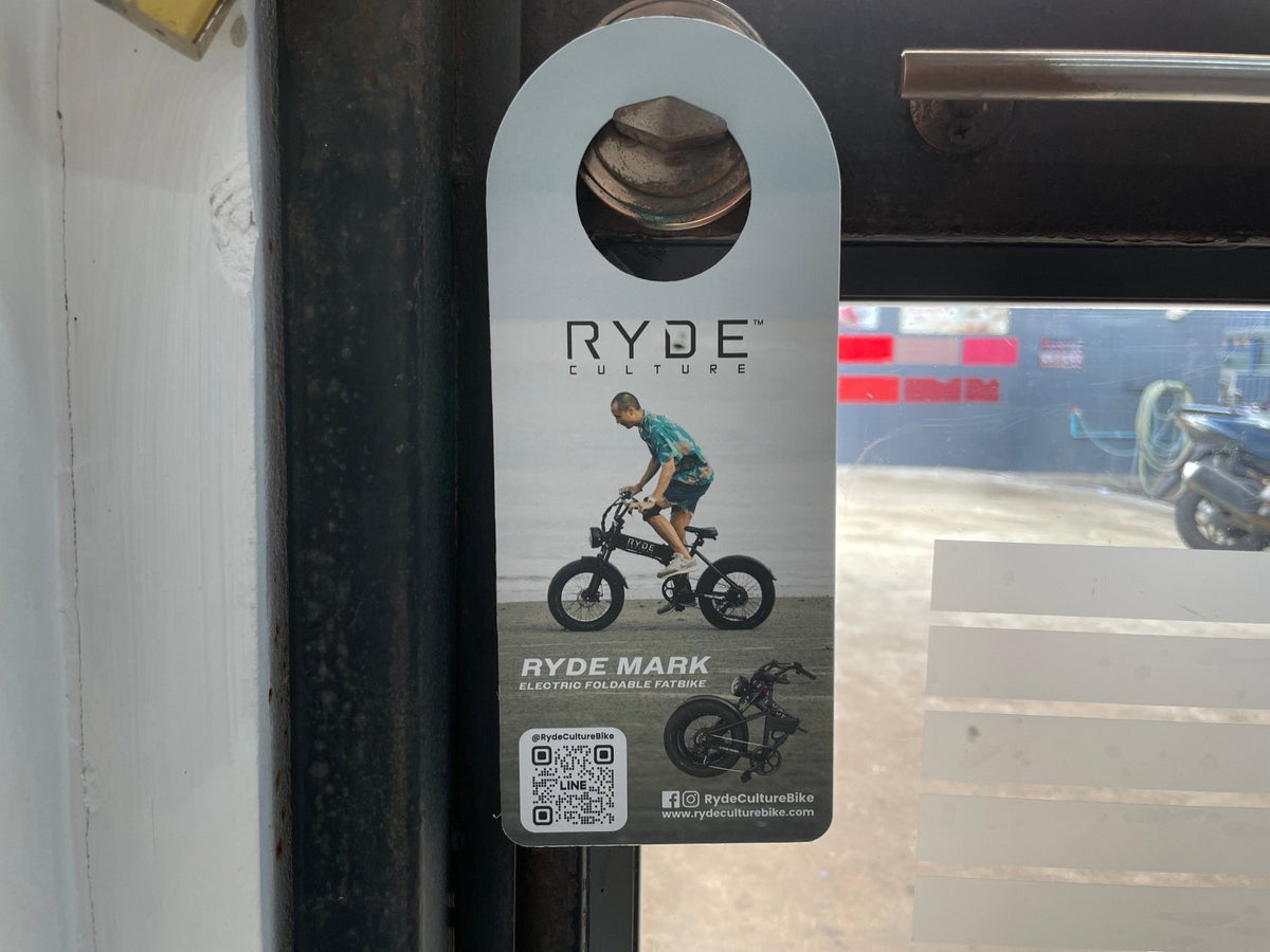 ป้ายแขวน ป้ายคล้องโซ่ และป้ายห้อย พิมพ์คมชัด แข็งแรง ใช้งานสะดวก เหมาะสำหรับป้ายร้านค้า ป้ายประชาสัมพันธ์ และงานอีเวนต์