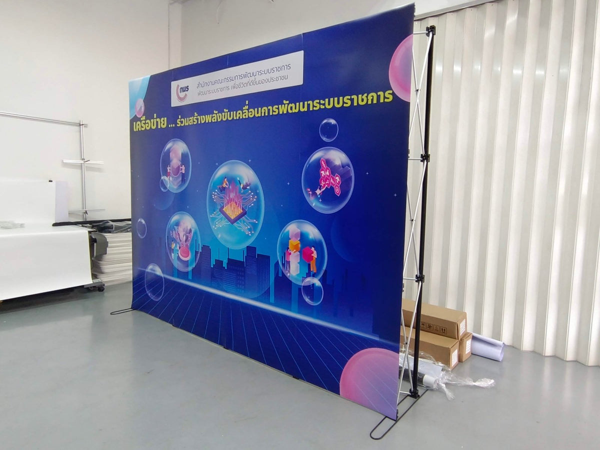 Backdrop แบคดรอปสำเร็จรูป พิมพ์คมชัด ติดตั้งง่าย เหมาะสำหรับงานอีเวนต์ นิทรรศการ และงานโปรโมชัน