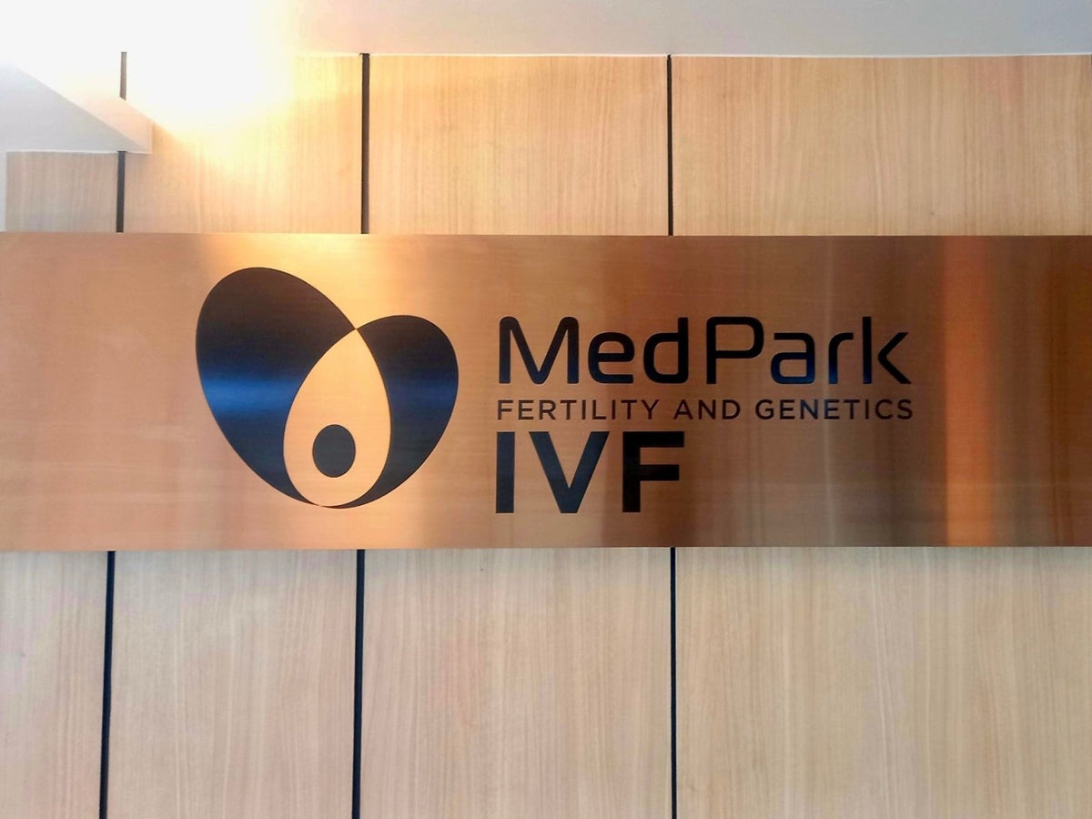 ป้ายสแตนเลส คอปเปอร์ แฮร์ไลน์ โทนทองแดงหรูหรา ทนทาน เหมาะสำหรับป้ายองค์กรและอาคารพาณิชย์