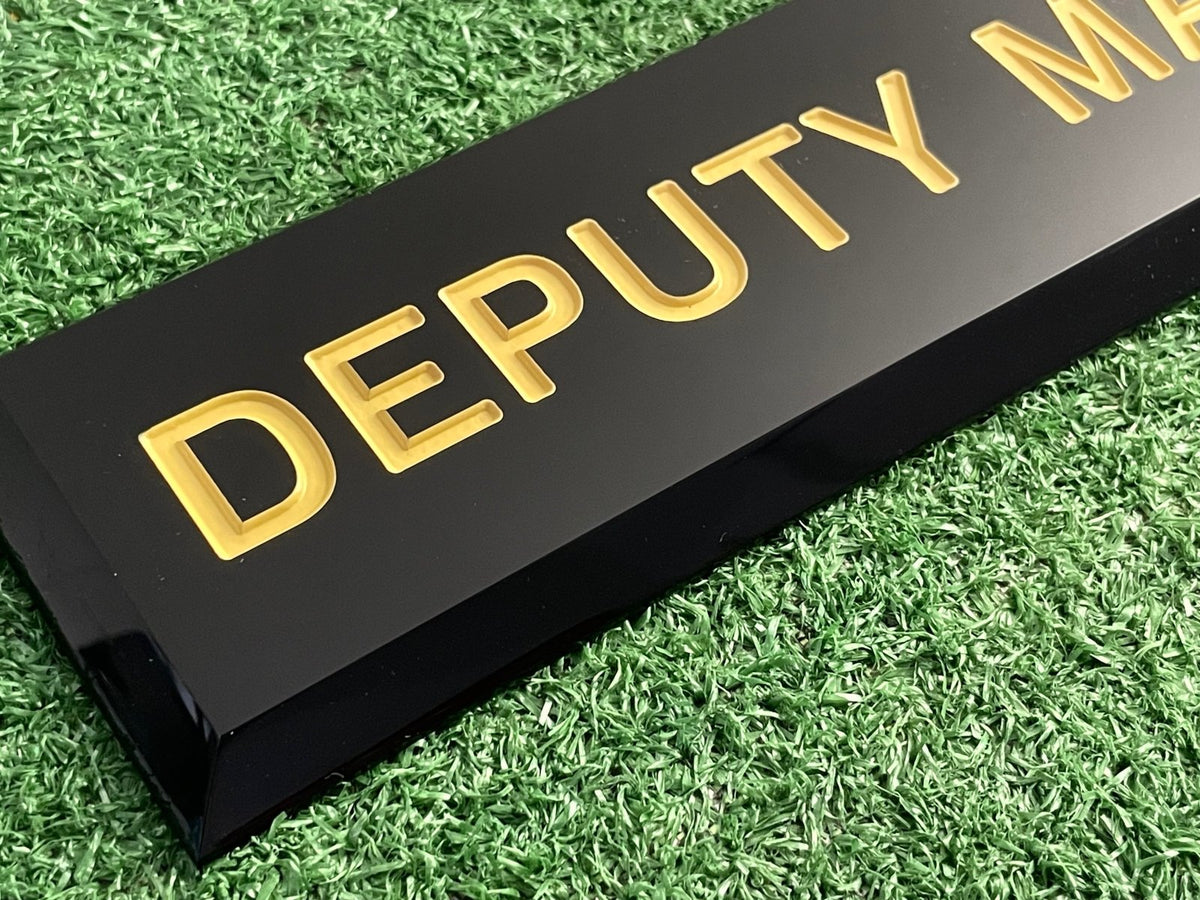 เซาะร่องอะคริลิค Laser Marking งานพิมพ์และแกะสลักคมชัด เนี้ยบหรู เหมาะสำหรับป้ายชื่อ ป้ายบริษัท และงานตกแต่งพิเศษ