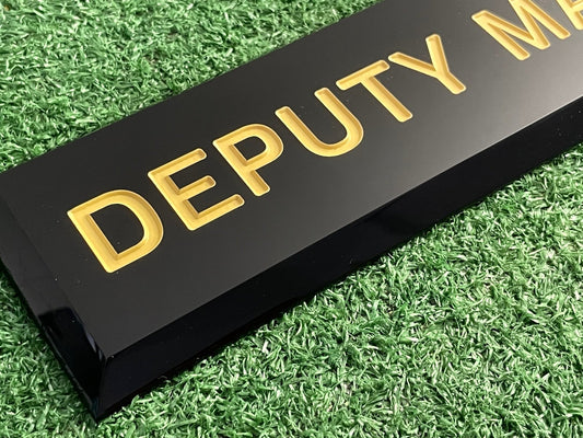 เซาะร่องอะคริลิค Laser Marking งานพิมพ์และแกะสลักคมชัด เนี้ยบหรู เหมาะสำหรับป้ายชื่อ ป้ายบริษัท และงานตกแต่งพิเศษ