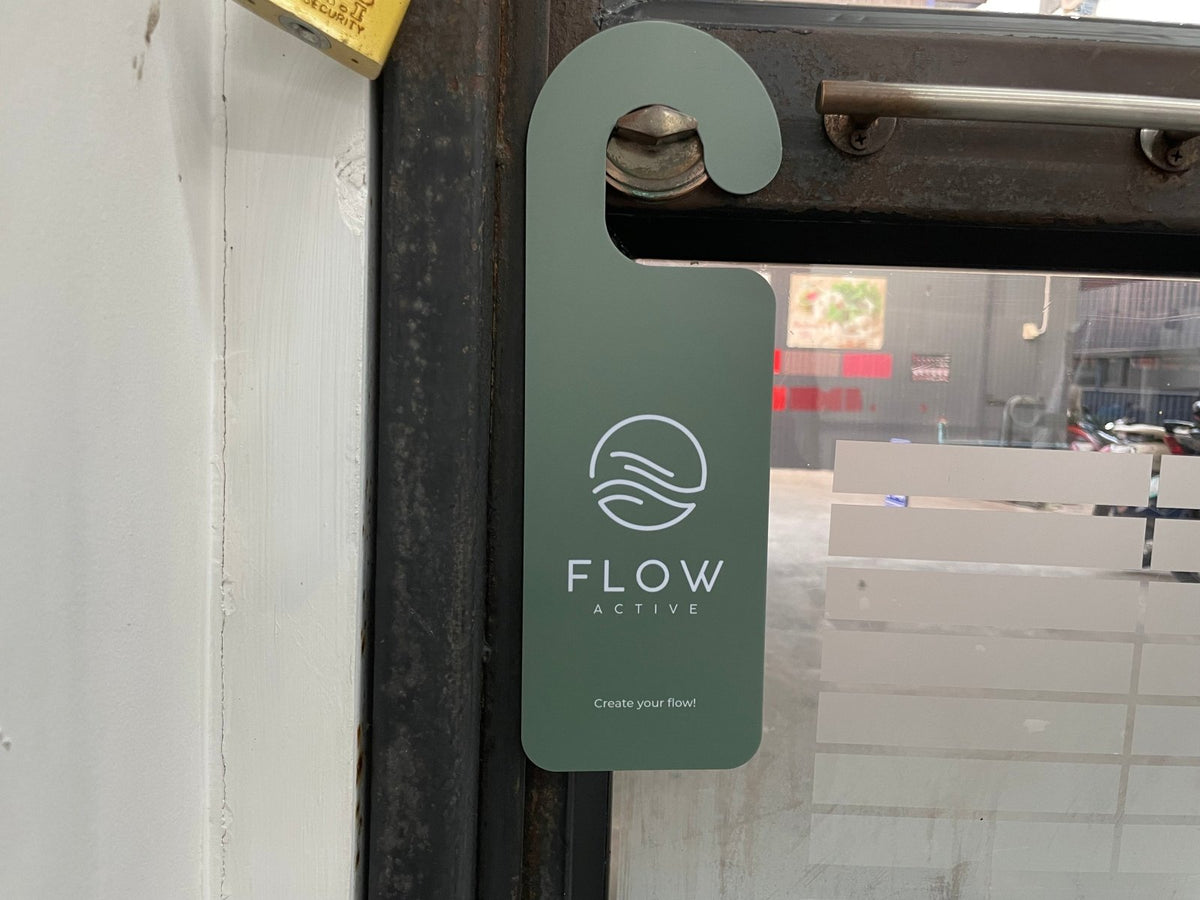 ป้ายแขวน ป้ายคล้องโซ่ และป้ายห้อย พิมพ์คมชัด แข็งแรง ใช้งานสะดวก เหมาะสำหรับป้ายร้านค้า ป้ายประชาสัมพันธ์ และงานอีเวนต์