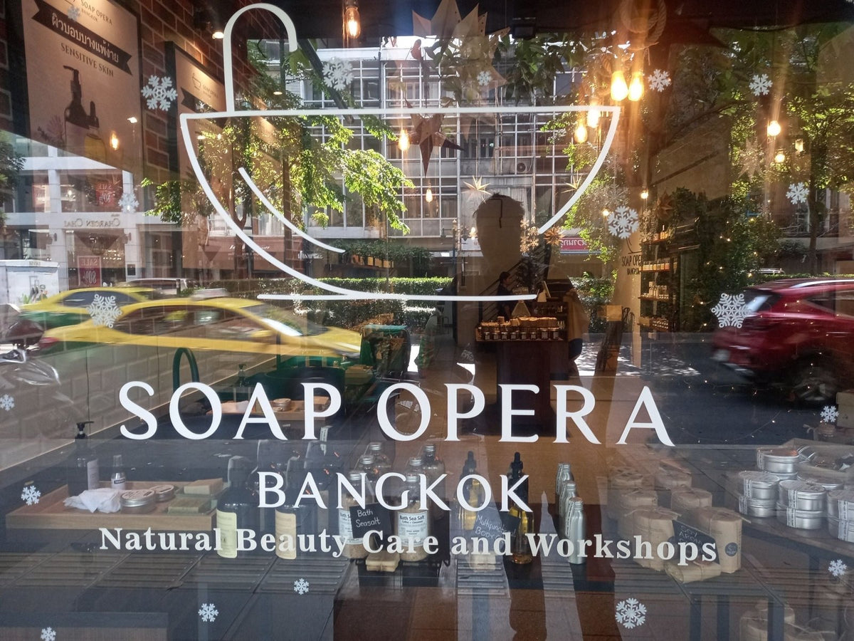 สติ๊กเกอร์ไดคัทติดกระจก สีขาว พิมพ์คมชัด เหมาะสำหรับงานตกแต่งร้านค้า ออฟฟิศ และงานประชาสัมพันธ์