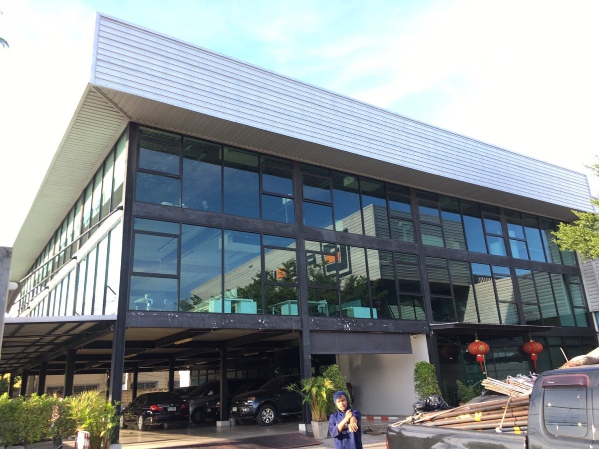 รับติดสติ๊กเกอร์อาคารสูง และป้ายติดตึก งานพิมพ์คมชัด ทีมช่างมืออาชีพ เหมาะสำหรับโฆษณา โปรโมชัน และสร้างภาพลักษณ์องค์กร