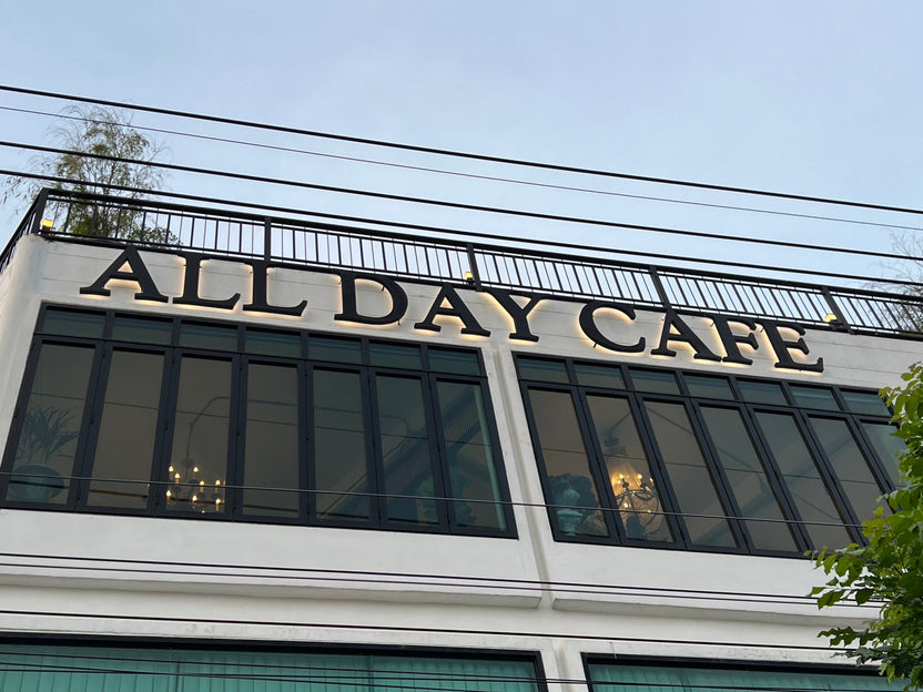 ป้ายอักษรไฟออกหลัง ติดอาคาร แสงหรูหรา โดดเด่น เหมาะสำหรับป้ายบริษัท ร้านค้า และอาคารสำนักงาน
