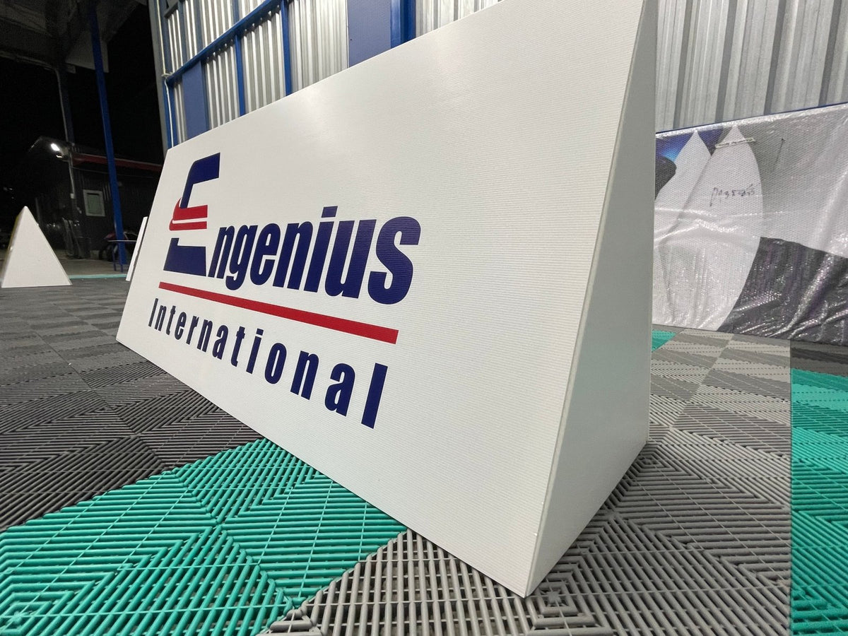 ป้ายสปอนเซอร์ พร้อมโลโก้ Li-Ning และ Yonex พิมพ์คมชัด เหมาะสำหรับงานกีฬา อีเวนต์ การแข่งขัน และโปรโมชันแบรนด์