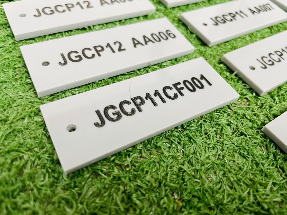 เซาะร่องอะคริลิค Laser Marking งานพิมพ์และแกะสลักคมชัด เนี้ยบหรู เหมาะสำหรับป้ายชื่อ ป้ายบริษัท และงานตกแต่งพิเศษ