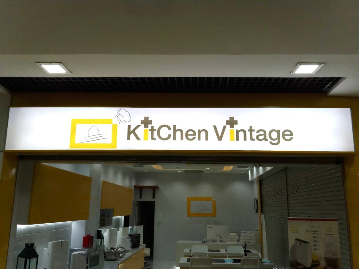 ป้ายกล่องไฟไวนิล และป้ายไฟไวนิลโปร่งแสง Backlit ให้แสงสว่างชัดเจน เหมาะสำหรับงานโฆษณา ป้ายหน้าร้าน และสื่อโปรโมชัน