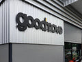 ป้ายโลโก้ Goodmove 3D สีดำ พื้นผนังเมทัลชีทขาว