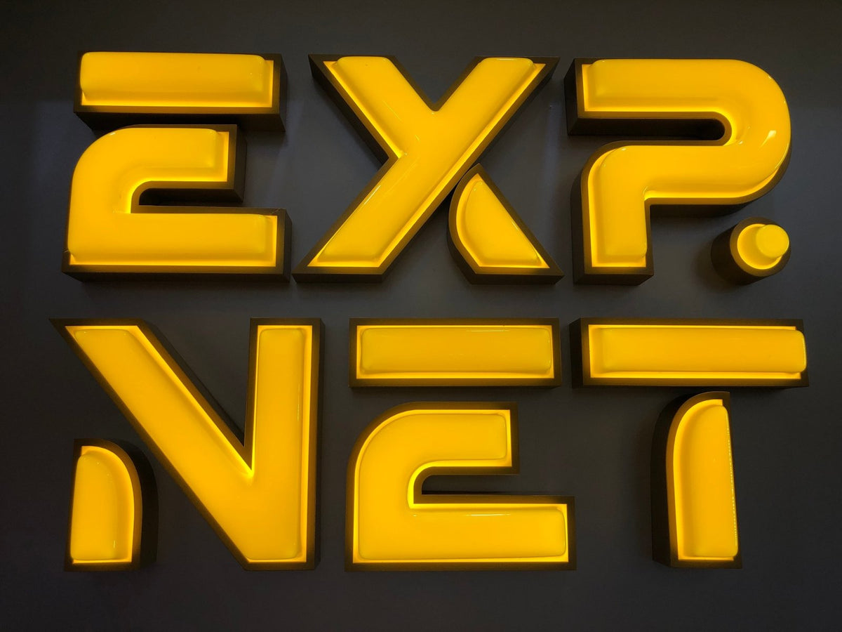 ป้ายกล่องไฟปั๊มนูน และป้ายไฟปั๊มนูน สว่างคมชัด ดีไซน์โดดเด่น เหมาะสำหรับป้ายร้านค้า ป้ายบริษัท และงานโฆษณากลางคืน