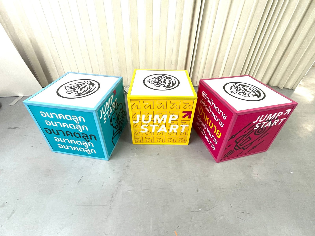 กล่องไฟสี่เหลี่ยม ทรงลูกเต๋า และกล่องไฟอะคริลิค ให้แสงสว่างชัดเจน ดีไซน์โดดเด่น เหมาะสำหรับป้ายร้านค้า งานอีเวนต์ และโฆษณา