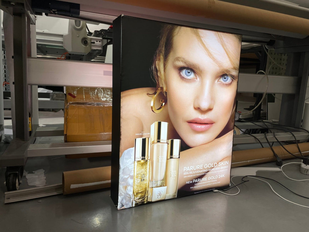 ป้ายกล่องไฟผ้า Fabric Light Box พิมพ์คมชัด สีสด ติดตั้งง่าย เหมาะสำหรับงานอีเวนต์ บูธแสดงสินค้า และป้ายโฆษณา