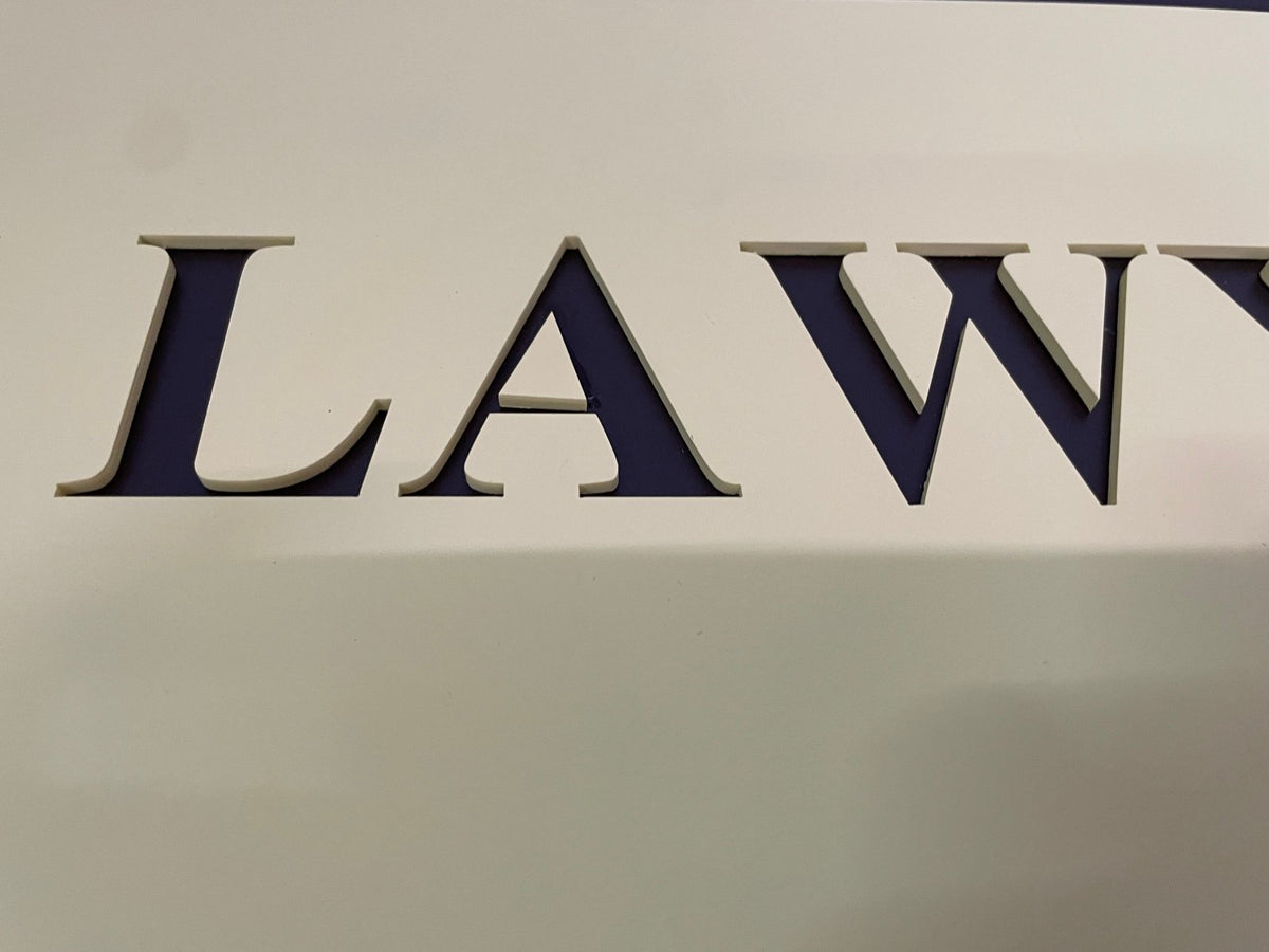 ป้ายสำนักงานทนายความ ดีไซน์เรียบหรู สื่อถึงความน่าเชื่อถือ เหมาะสำหรับออฟฟิศและสำนักกฎหมาย