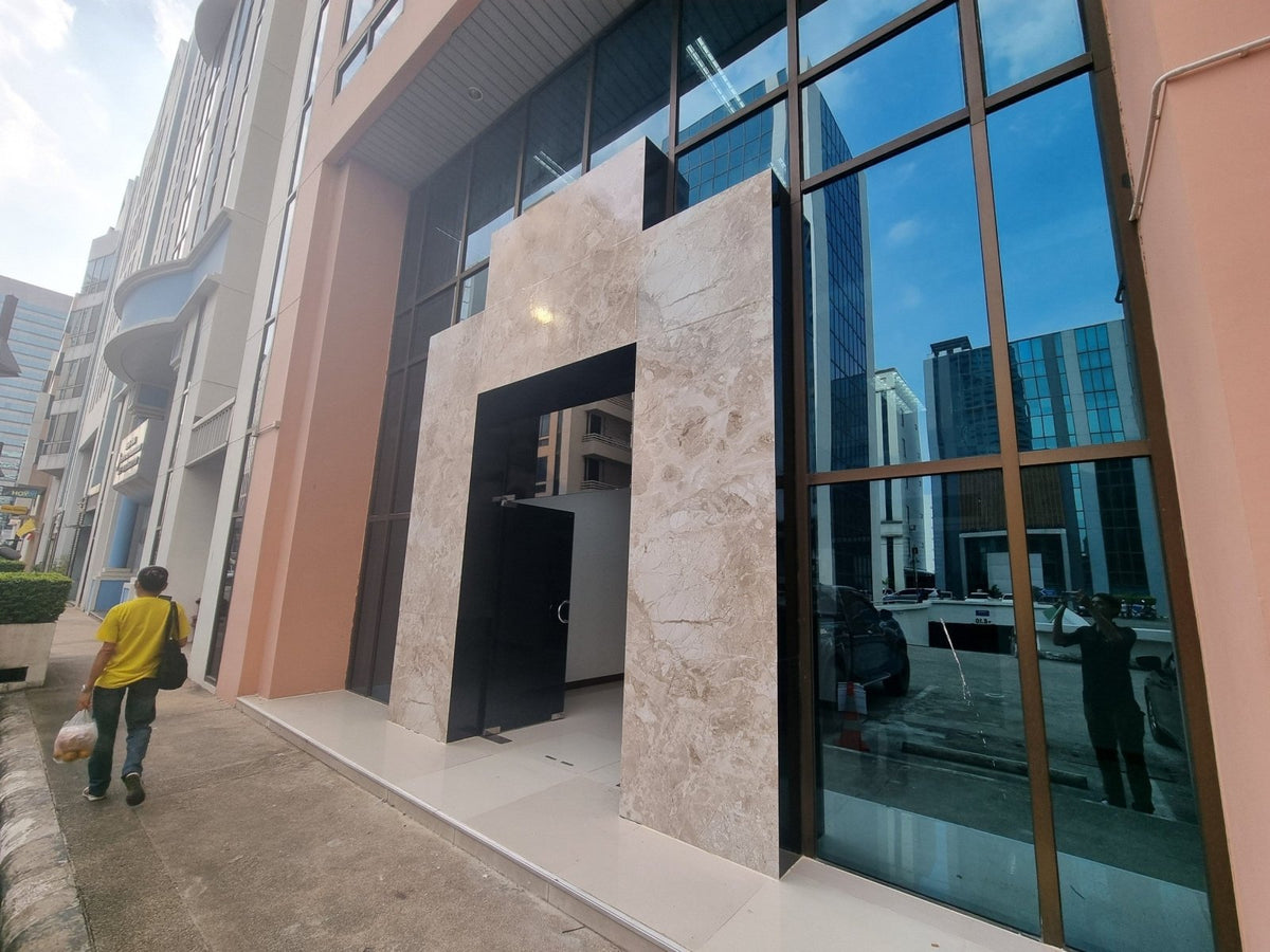 ติดสติ๊กเกอร์เปลี่ยนสีคอมโพสิต พิมพ์คมชัด สีสวย เหมาะสำหรับรีโนเวทอาคารและงานตกแต่งผนัง