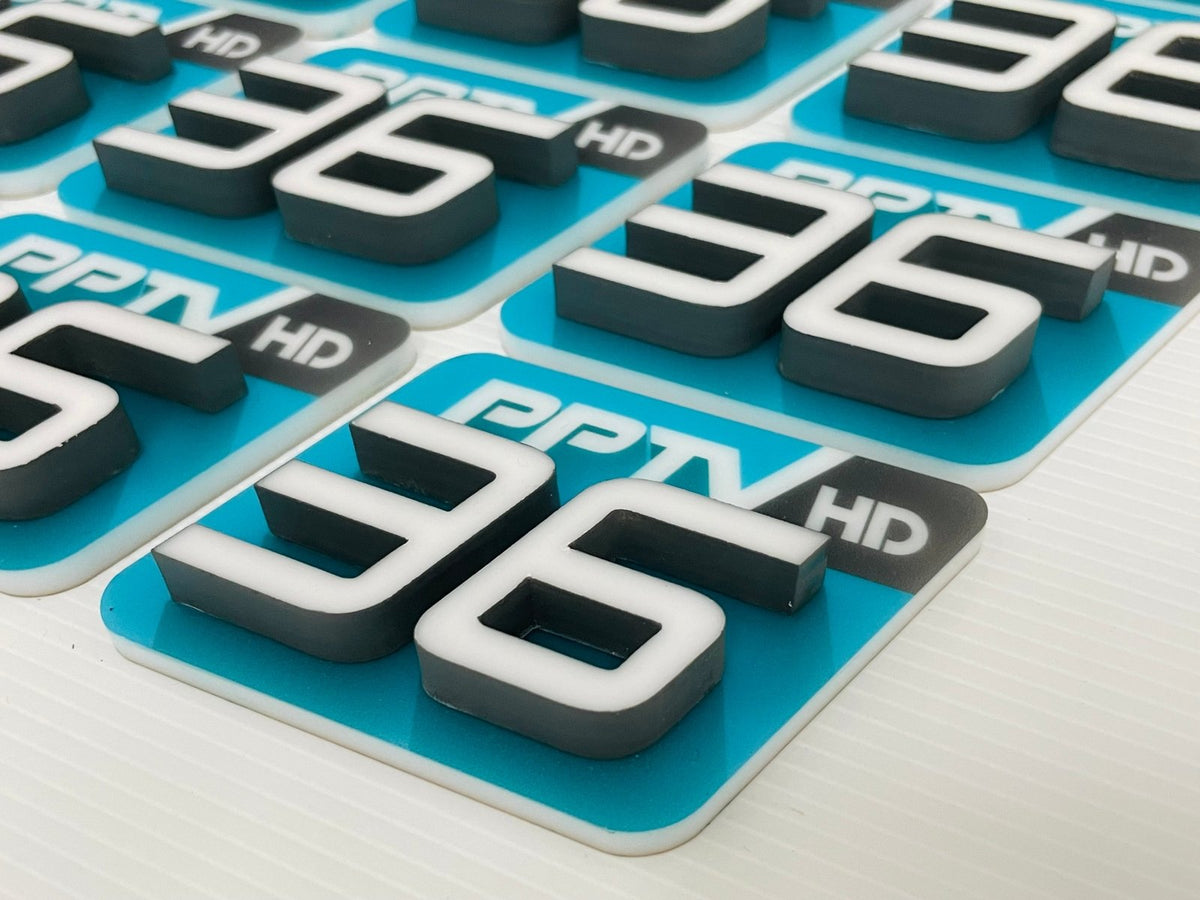 ป้ายไมค์ โลโก้ไมค์ และป้ายหัวไมค์ พิมพ์คมชัด ดีไซน์สวย เหมาะสำหรับงานอีเวนต์ สื่อประชาสัมพันธ์ รายการทีวี และงานโปรโมชัน