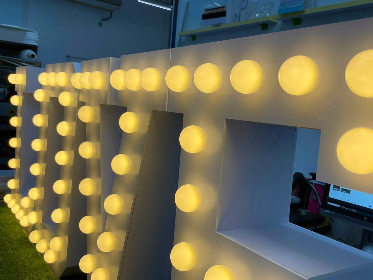 ป้ายไฟปิงปอง LED Bulb ให้แสงสวยคลาสสิก ดึงดูดสายตา เหมาะสำหรับร้านอาหาร คาเฟ่ งานอีเวนต์ และป้ายโปรโมชัน