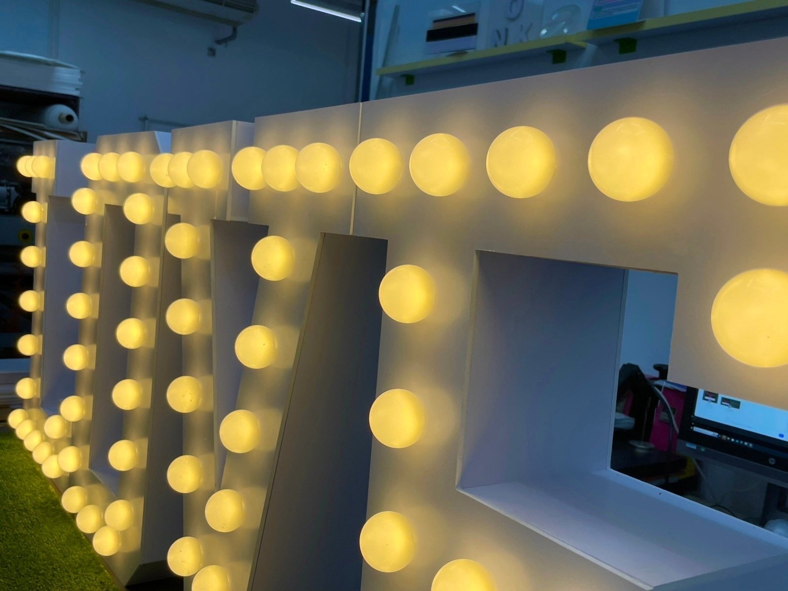 ป้ายไฟปิงปอง LED Bulb ให้แสงสวยคลาสสิก ดึงดูดสายตา เหมาะสำหรับร้านอาหาร คาเฟ่ งานอีเวนต์ และป้ายโปรโมชัน