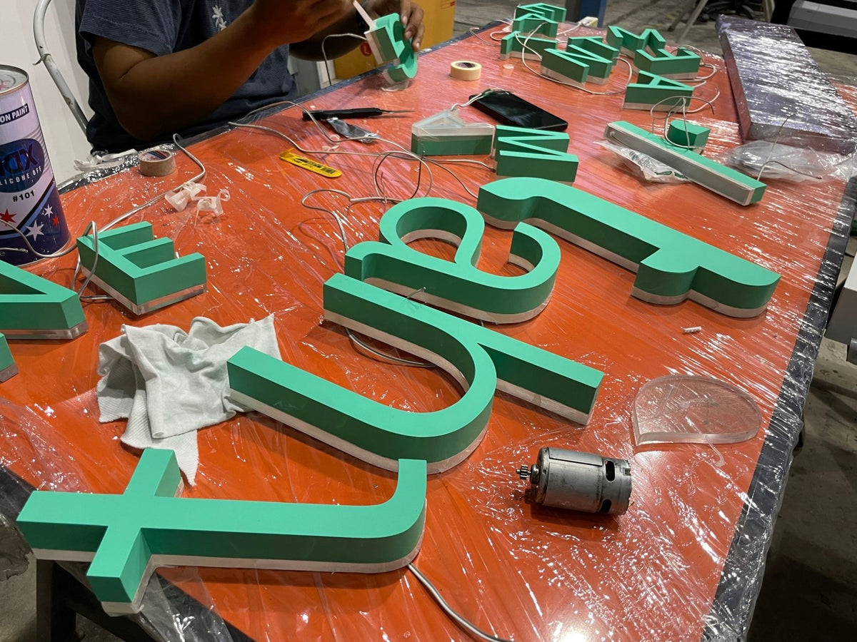 ป้ายบริษัท อักษรโลหะไฟออกหลัง ติดผนัง สวยหรู สว่างโดดเด่น เหมาะสำหรับป้ายสำนักงาน องค์กร ร้านค้า และงานตกแต่งอาคาร