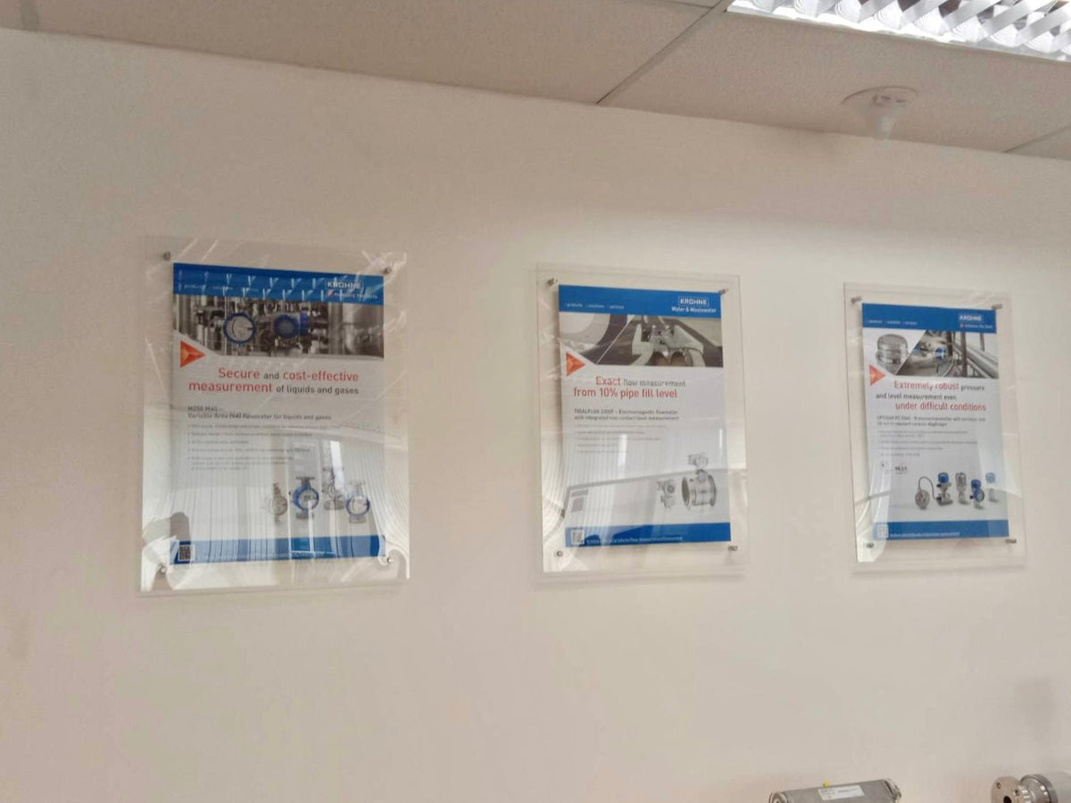 ป้ายอะคริลิคใส ประกบใส่รูปภาพ โปร่งใส คมชัด เหมาะสำหรับโชว์รูม ออฟฟิศ และงานแสดงสินค้า