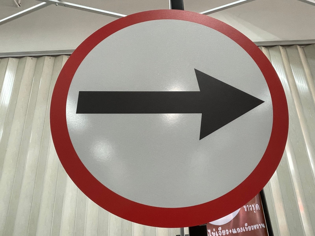 ป้ายจราจรสะท้อนแสง มองเห็นชัดเจนกลางคืน เหมาะสำหรับถนน ทางหลวง และพื้นที่จราจร