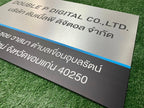 ป้ายคอมโพสิต พิมพ์สกรีนยูวี UV Inkjet พิมพ์คมชัด สีสด ทนทาน เหมาะสำหรับป้ายบริษัท อาคาร โครงการ และงานโฆษณากลางแจ้ง