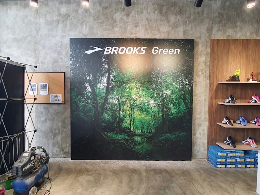 ป้ายโฆษณาติดผนัง โครงไม้อัดติดสติ๊กเกอร์ Inkjet ตกแต่งร้าน