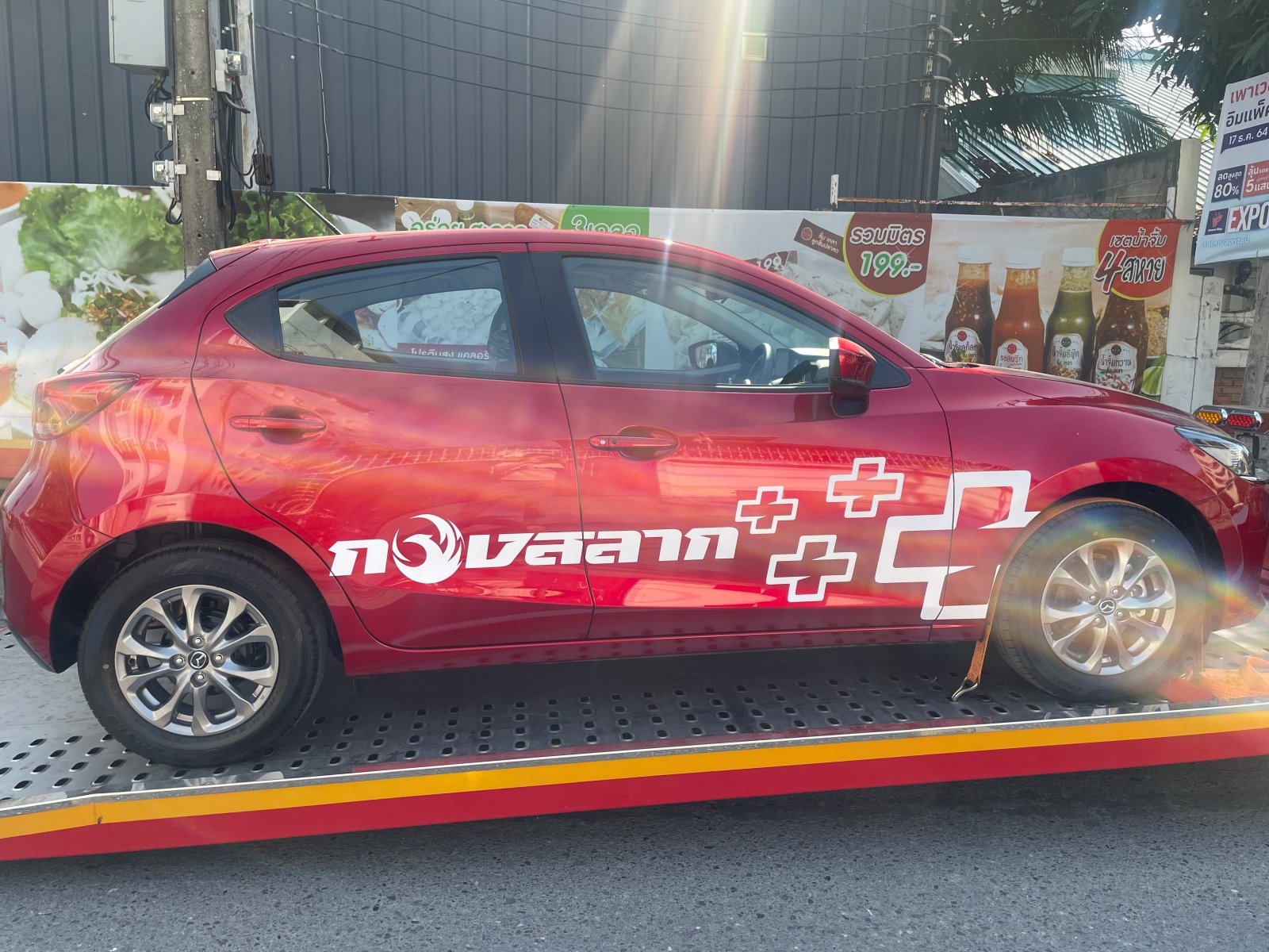 สติ๊กเกอร์ไดคัทติดรถ พิมพ์คมชัด วัสดุทนทาน กันน้ำ เหมาะสำหรับงานโฆษณา โปรโมชัน และตกแต่งรถเพื่อเพิ่มเอกลักษณ์