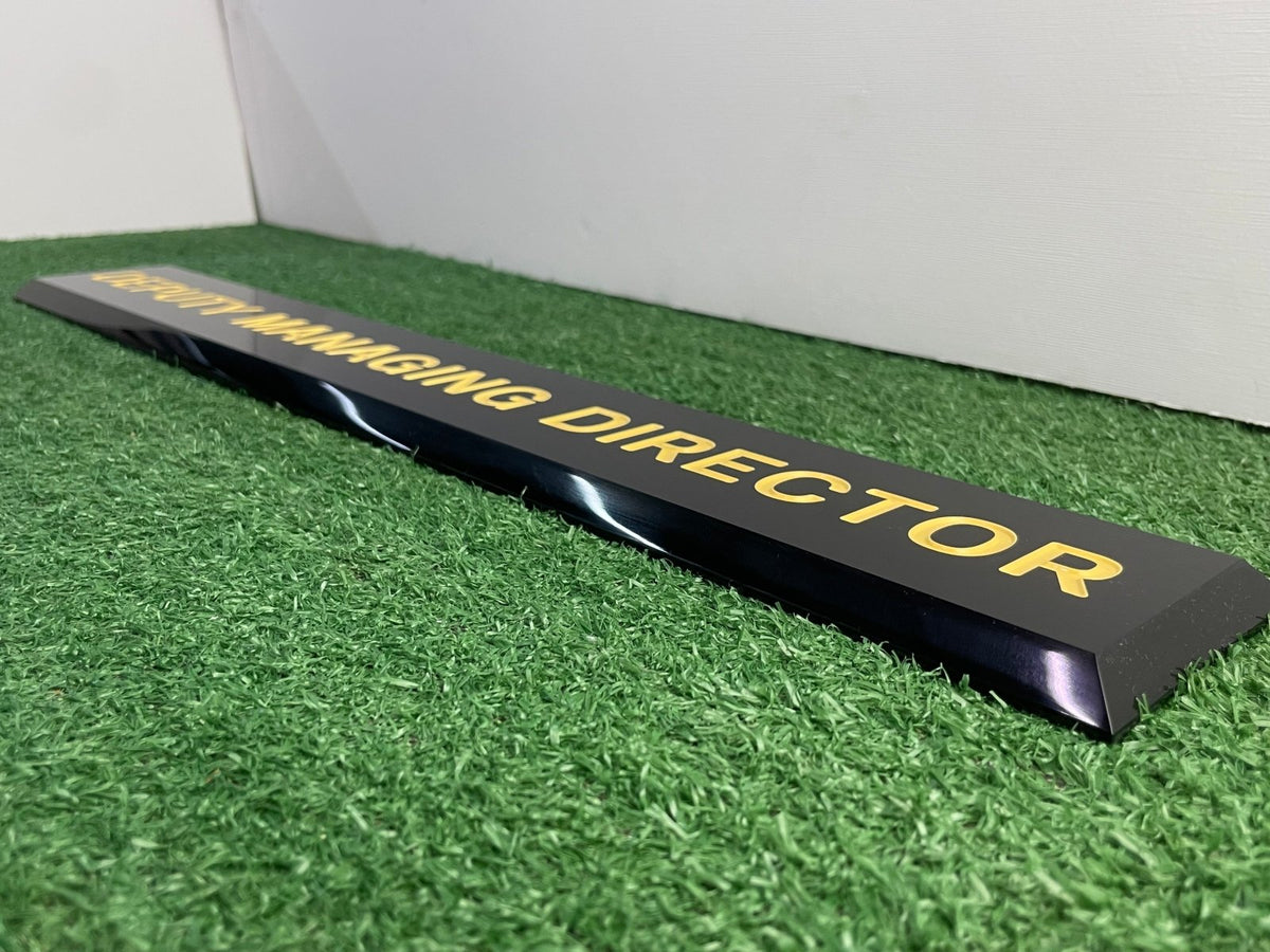 เซาะร่องอะคริลิค Laser Marking งานพิมพ์และแกะสลักคมชัด เนี้ยบหรู เหมาะสำหรับป้ายชื่อ ป้ายบริษัท และงานตกแต่งพิเศษ