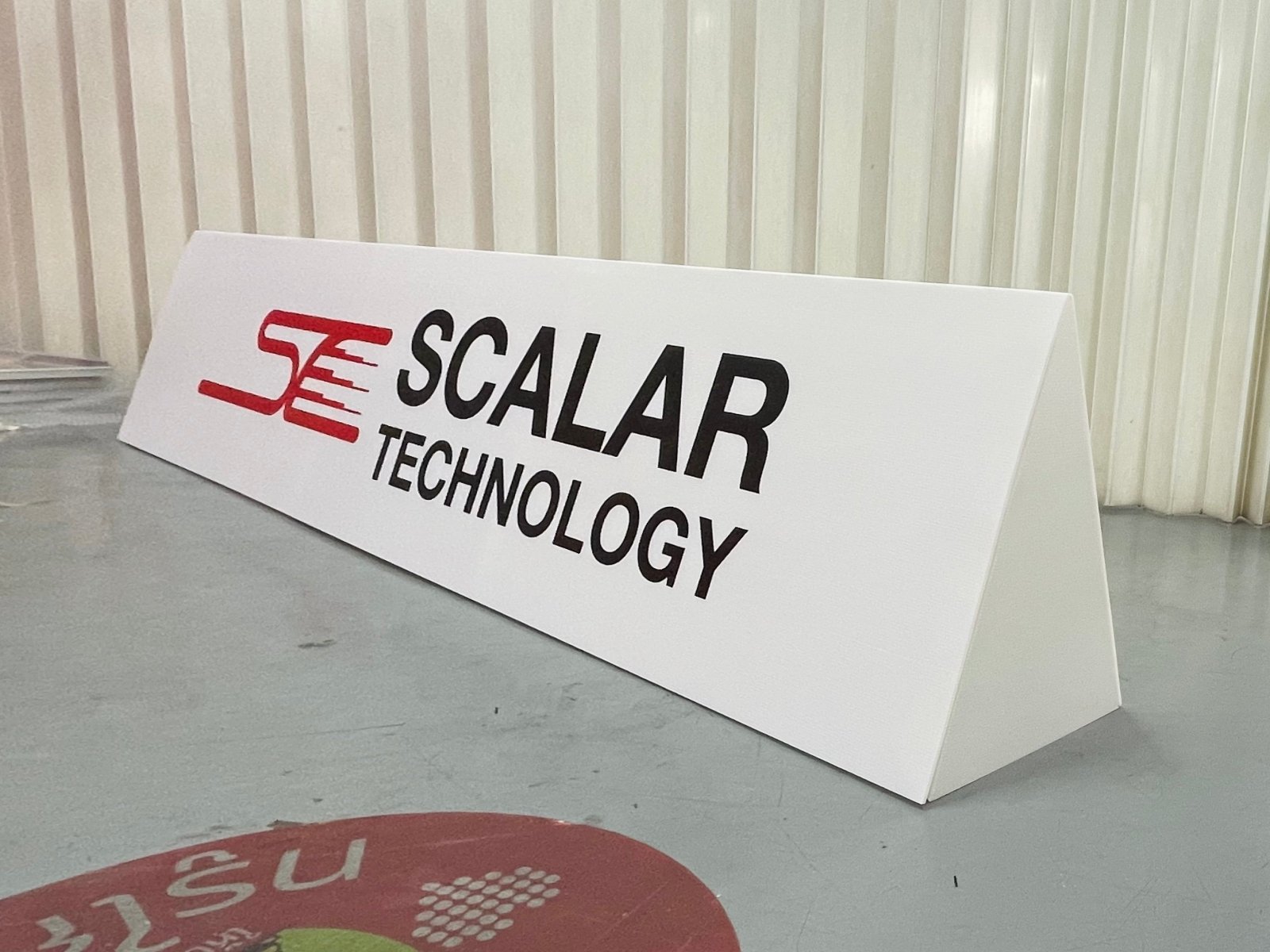 ป้ายสปอนเซอร์ พร้อมโลโก้ Li-Ning และ Yonex พิมพ์คมชัด เหมาะสำหรับงานกีฬา อีเวนต์ การแข่งขัน และโปรโมชันแบรนด์