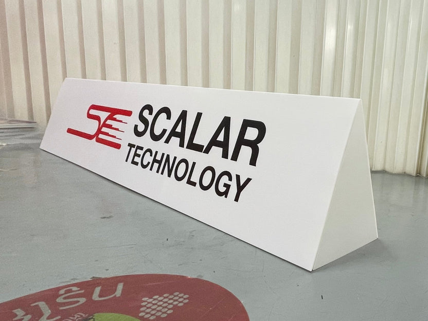 ป้ายสปอนเซอร์ พร้อมโลโก้ Li-Ning และ Yonex พิมพ์คมชัด เหมาะสำหรับงานกีฬา อีเวนต์ การแข่งขัน และโปรโมชันแบรนด์