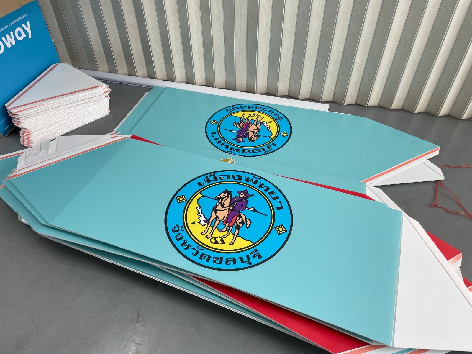 ป้ายสปอนเซอร์ พร้อมโลโก้ Li-Ning และ Yonex พิมพ์คมชัด เหมาะสำหรับงานกีฬา อีเวนต์ การแข่งขัน และโปรโมชันแบรนด์