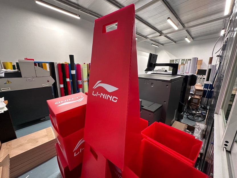 ป้ายสปอนเซอร์ พร้อมโลโก้ Li-Ning และ Yonex พิมพ์คมชัด เหมาะสำหรับงานกีฬา อีเวนต์ การแข่งขัน และโปรโมชันแบรนด์