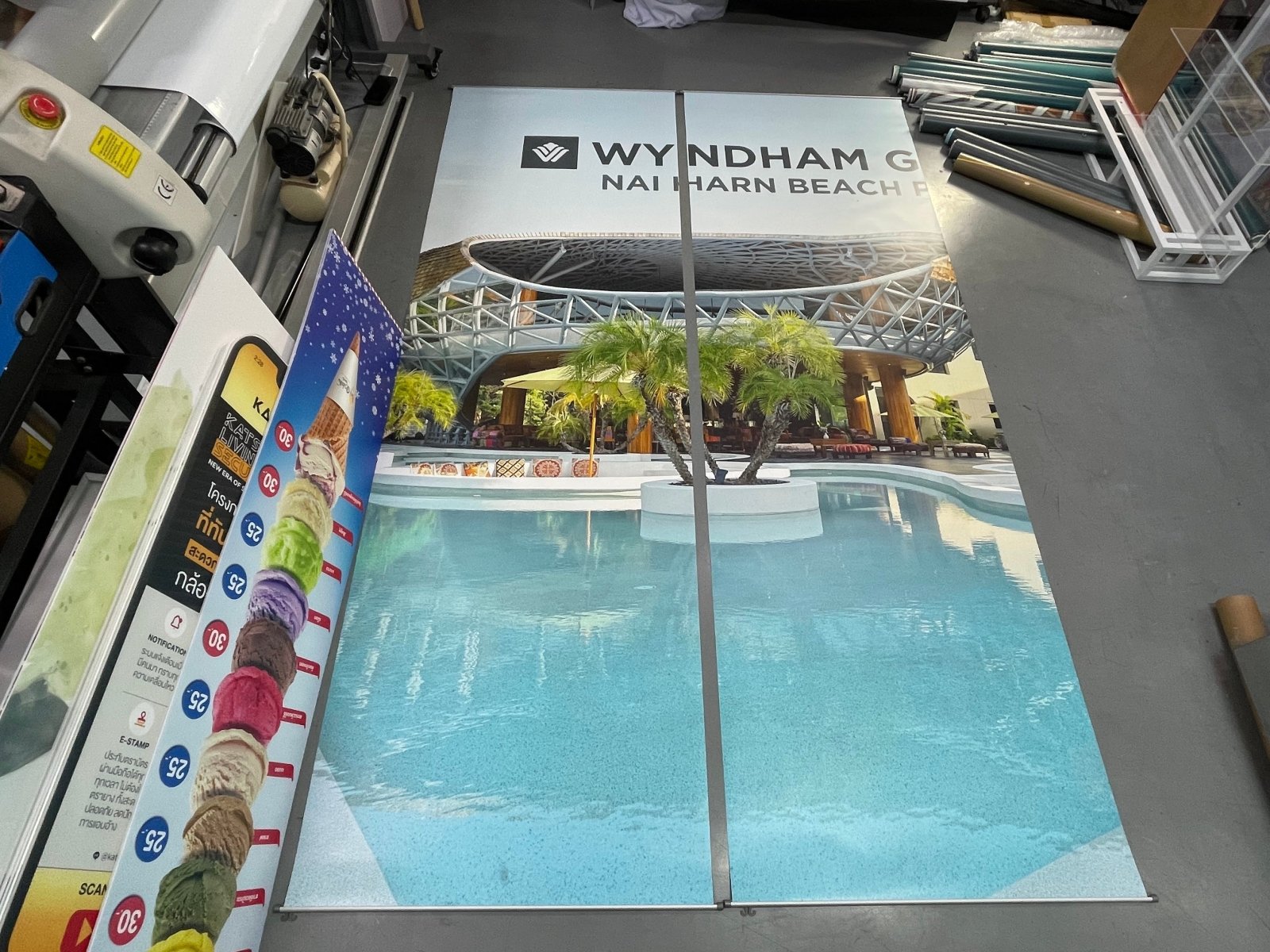 โปสเตอร์แขวนผนัง Hanging Poster พิมพ์คมชัด สีสดใส เหมาะสำหรับงานโฆษณา ประชาสัมพันธ์ และตกแต่งผนัง