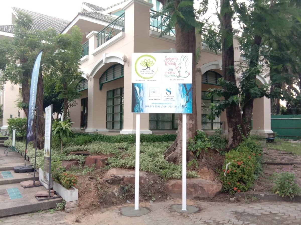 ป้ายเสา Pylon ป้ายทาวเวอร์ ดีไซน์โดดเด่น แข็งแรง ทนทาน เหมาะสำหรับป้ายบริษัท โครงการ อาคาร และงานโฆษณากลางแจ้ง