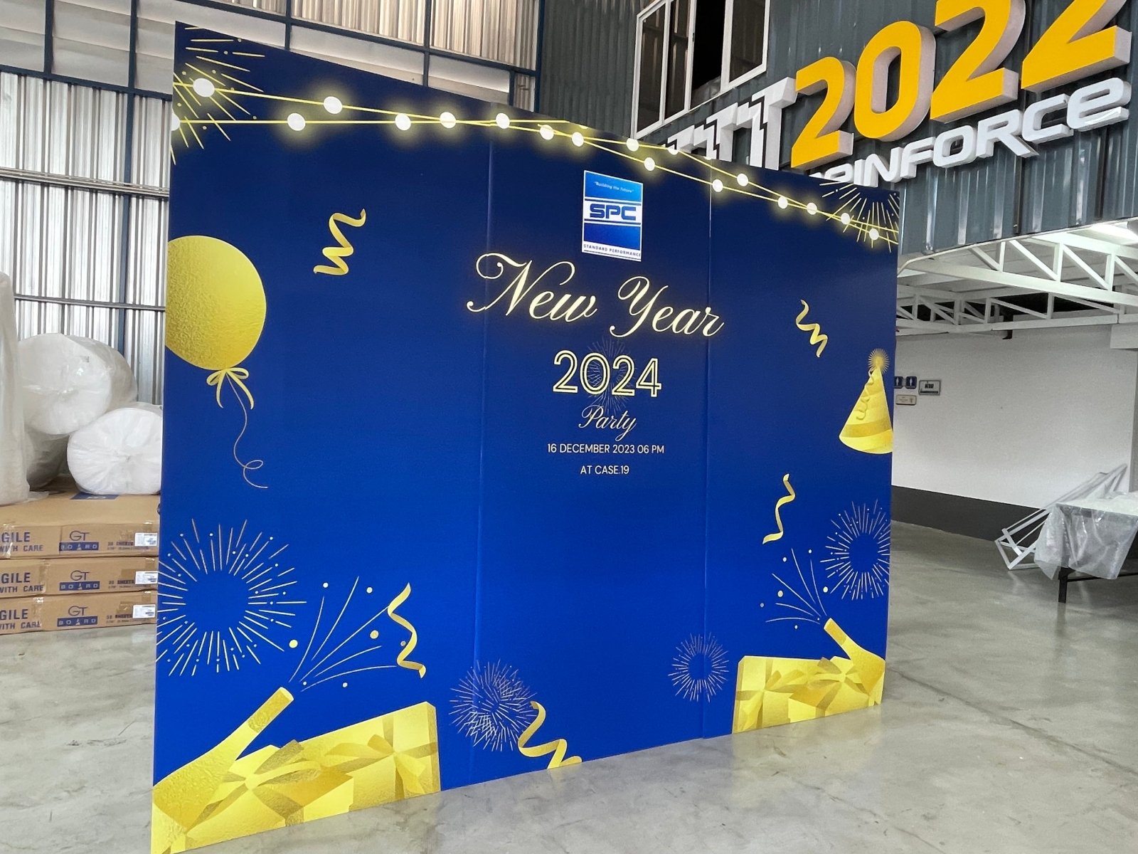 แบคดรอปฟิวเจอร์บอร์ด ฉากถ่ายรูปราคาถูก พิมพ์คมชัด น้ำหนักเบา ติดตั้งง่าย เหมาะสำหรับงานแต่ง งานอีเวนต์ และงานถ่ายภาพ