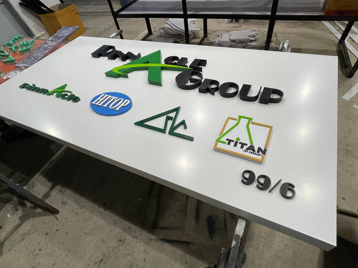 ป้ายบริษัทหน้าทางเข้า ป้ายติดกำแพง และป้ายติดรั้ว ดีไซน์สวย ทนทาน เหมาะสำหรับสร้างภาพลักษณ์องค์กรและเพิ่มความน่าเชื่อถือ