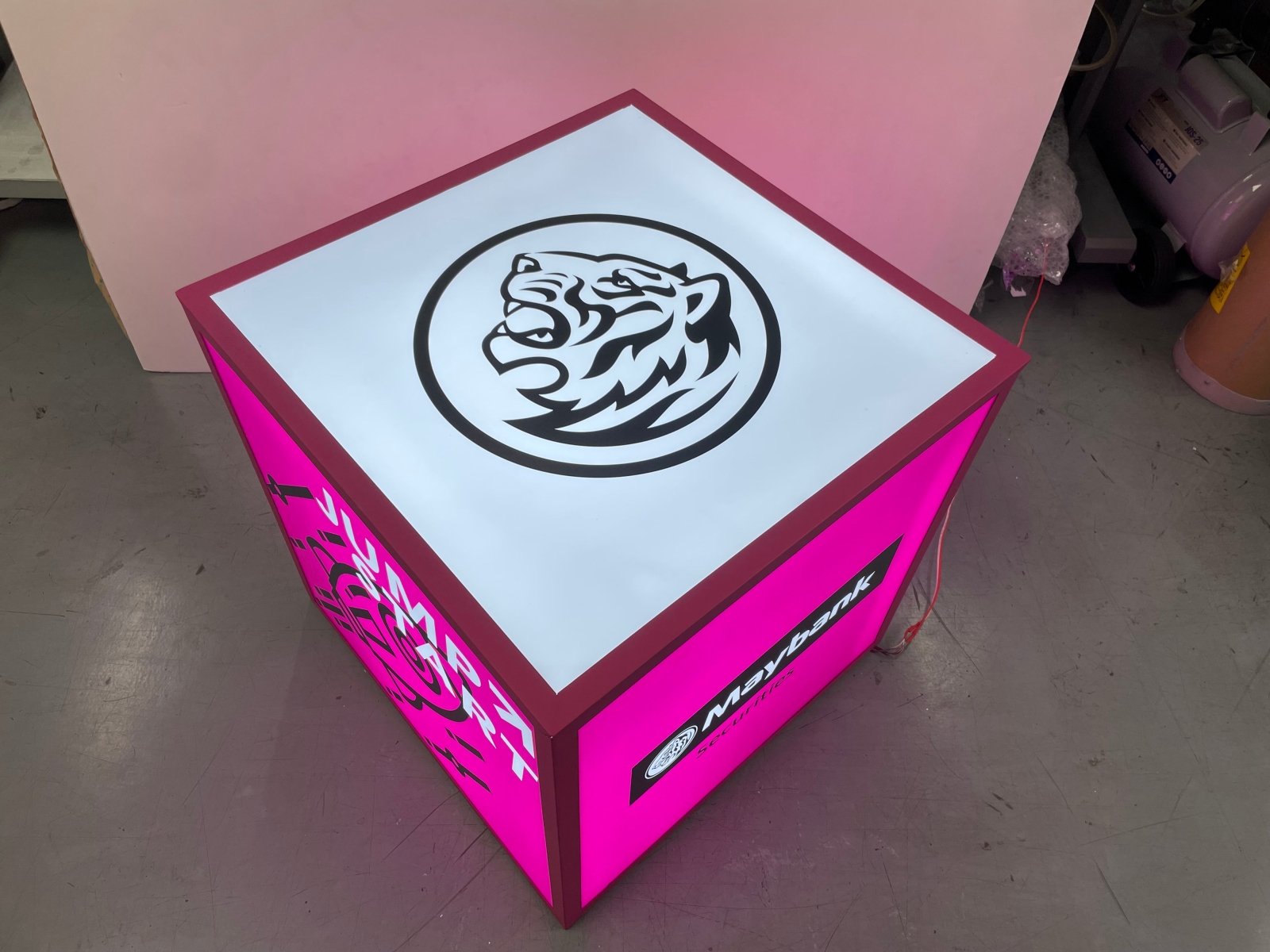 กล่องไฟสี่เหลี่ยม ทรงลูกเต๋า และกล่องไฟอะคริลิค ให้แสงสว่างชัดเจน ดีไซน์โดดเด่น เหมาะสำหรับป้ายร้านค้า งานอีเวนต์ และโฆษณา