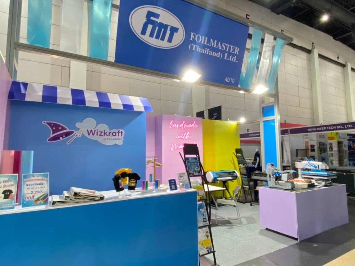 รับทำบูธแสดงสินค้า บูธออกงานอีเวนต์ และบูธ Expo ดีไซน์สวย พิมพ์คมชัด โครงสร้างแข็งแรง เหมาะสำหรับงานโปรโมชันและนิทรรศการ