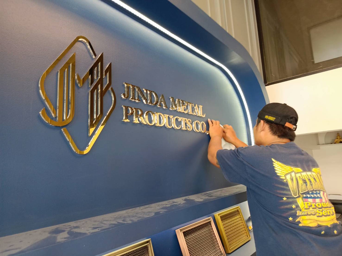 ป้ายอะคริลิคนูน ขอบใส ดีไซน์หรูหรา พิมพ์คมชัด แข็งแรงทนทาน เหมาะสำหรับป้ายบริษัท ป้ายร้านค้า และงานตกแต่งอาคาร